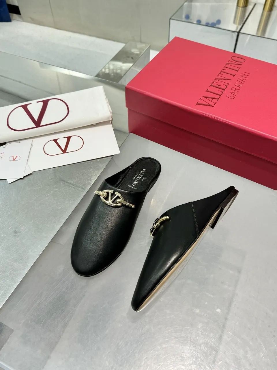 👟👟Ex-factory price 520👟👟 Valentino’s hottest new product in 2025, the new slippers are also easy to wear...😈😈😈 The latest logo buckle Perfectly combined with sexiness❤️‍🔥❤️‍🔥❤️‍🔥❤️‍🔥It is simply the pinnacle of summer fashion💖💖💖💖Original replica Outsole: Italian genuine leather outsole Heel height: Flat heel Size: 35-39 (40 41 42 customization is non-returnable and non-exchangeable)